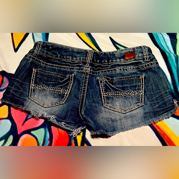 Almost famous, size 5, shorty shorts - Picture 3 of 3